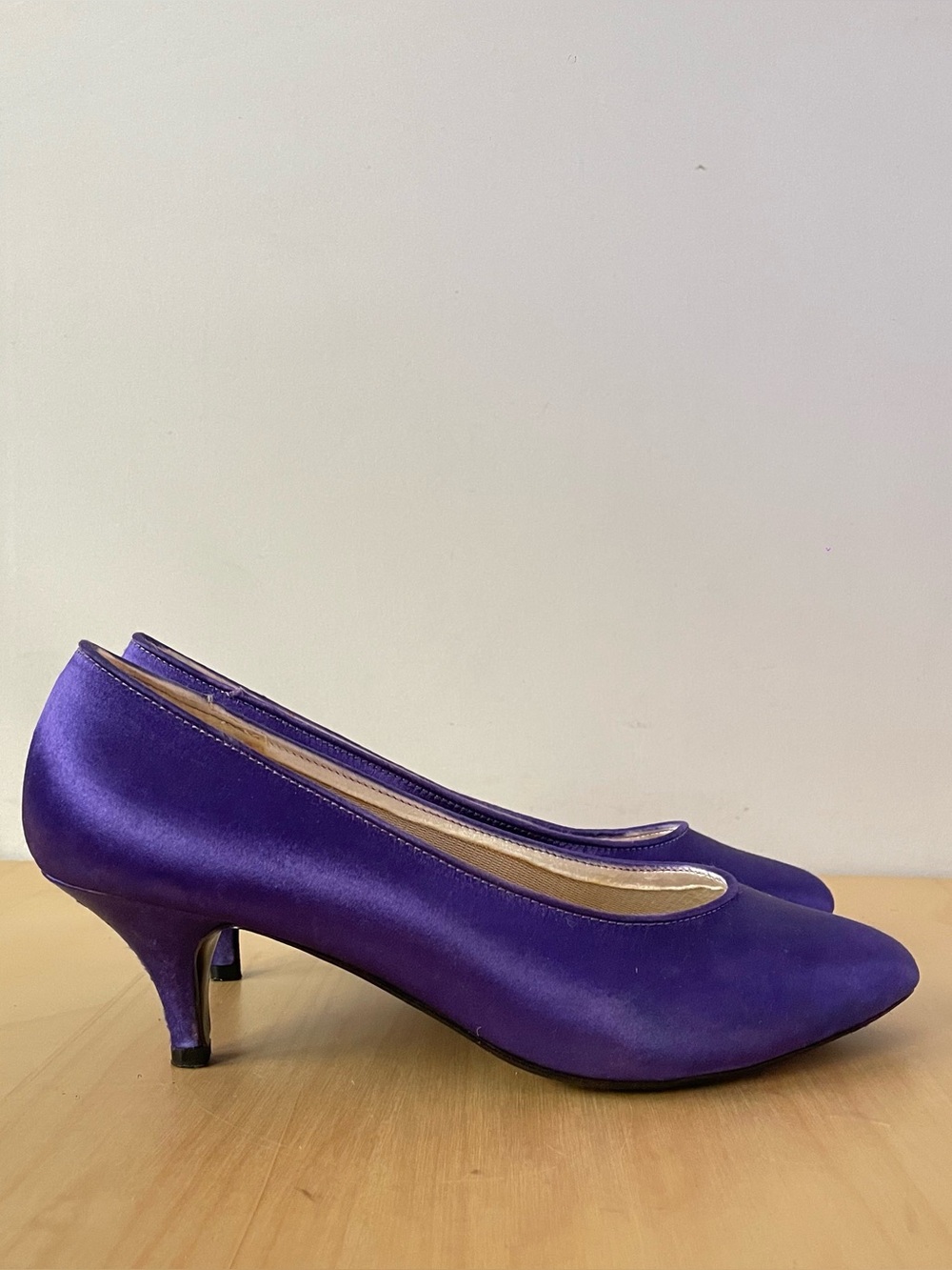 Vintage Tai Silk Purple Satin Pointed-toe Kitten Heel Pumps | 7.5M